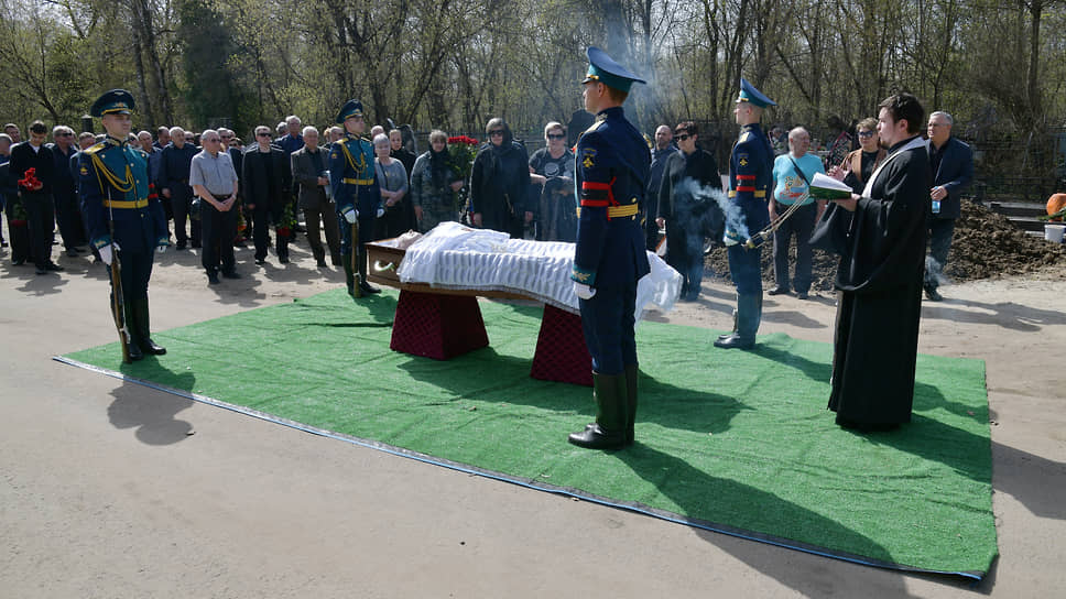 Под траурную музыку духового оркестра Военно-воздушной академии им. Жуковского и Гагарина с политиком попрощались около 50 человек