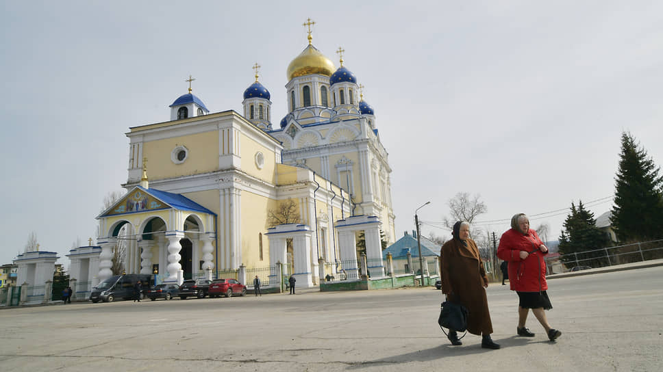 Елец славен своими храмами: в стотысячном городе есть множество исторических церквей. Главный среди них — Вознесенский кафедральный собор, построенный в XIX веке по проекту известного архитектора Константина Тона, автора, например, исторического Храма Христа Спасителя в Москве