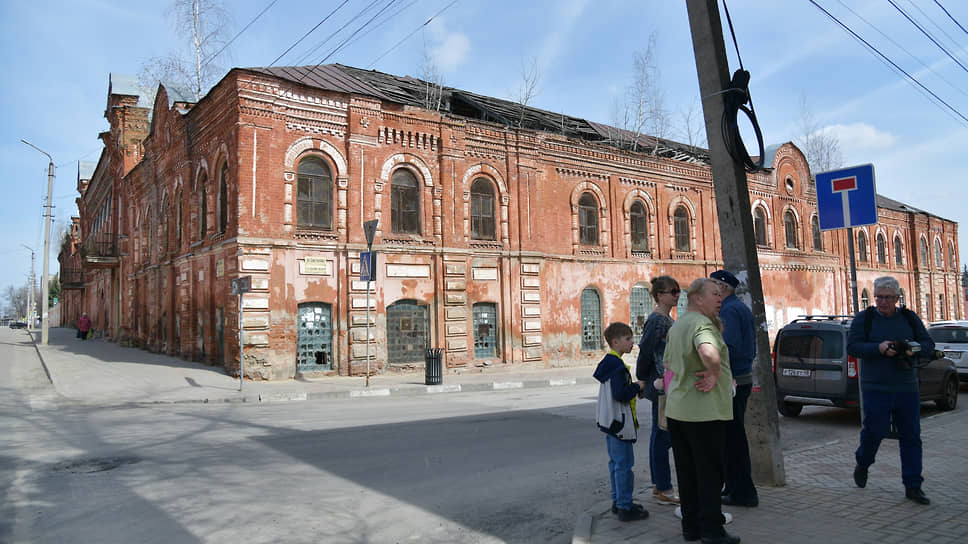 В историческом центре Ельца есть и немало зданий, например, бывшая табачная фабрика, требующих реконструкции. Этот проект оценивался в 2,3 млрд рублей