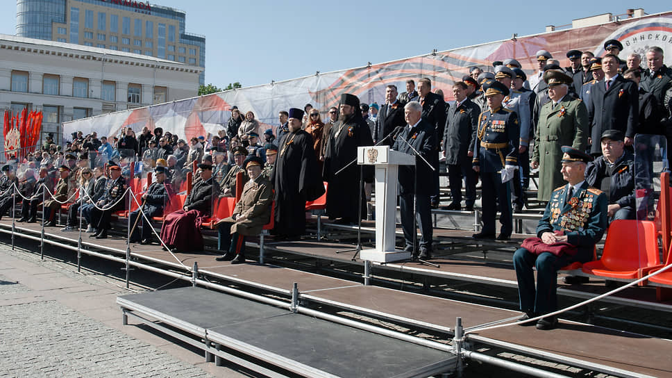 В торжественной церемонии принял участие губернатор Александр Гусев, почетными зрителями стали ветераны Великой Отечественной войны и представители поколения, пережившего тяготы военного времени