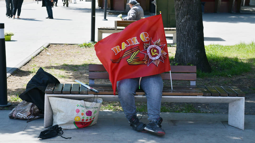 Мужчина с флагом на проспекте Революции