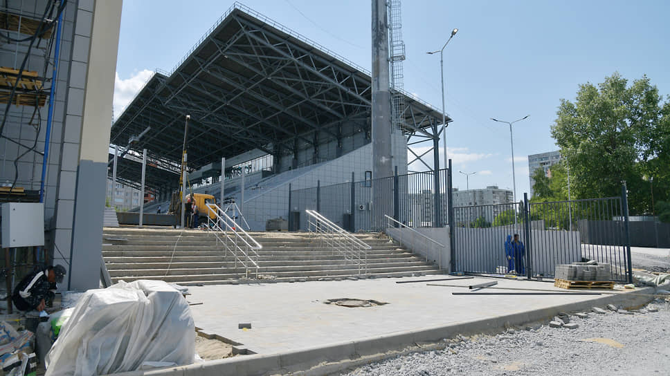 Вход на новый стадион «Факел» между южной и центральной трибунами