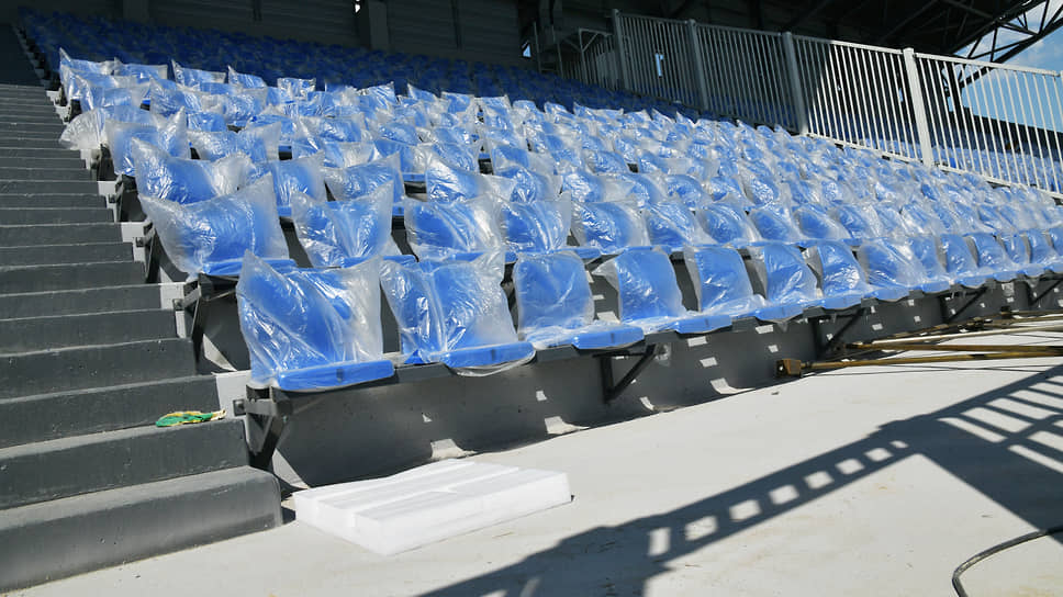Сиденья на северной трибуне нового воронежского стадиона «Факел»