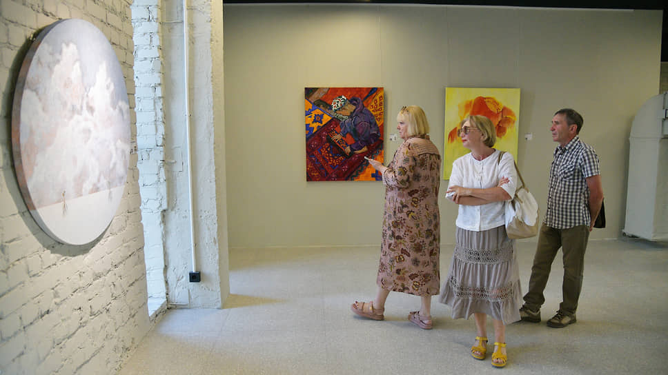 В экспозиции представлены работы современных художников, работающих в различных техниках, от акрила до плетения из металла