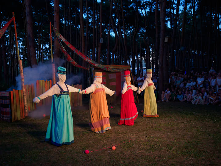 Уличный театр «Странствующие куклы господина Пэжо», спектакль «Могота» (Санкт-Петербург)