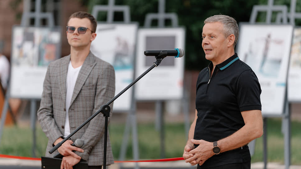Врио заместителя губернатора Курской области Виктор Карамышев (справа) открывает выставку  «Три художника — три
курских характера»
