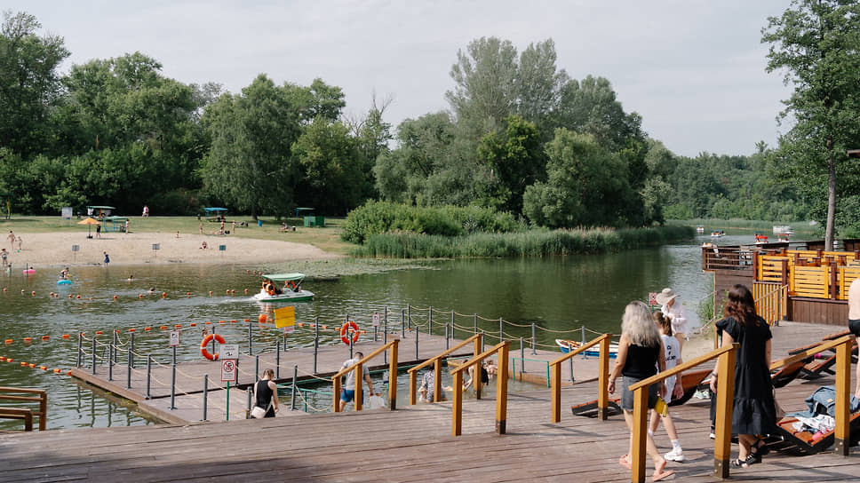 Люди отдыхают в парке культуры и отдыха «Новая Боевка» в Курске