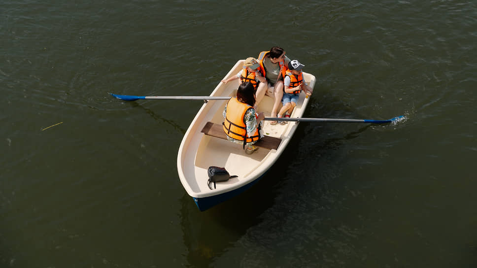 Люди катаются на лодке в парке культуры и отдыха «Новая Боевка» в Курске