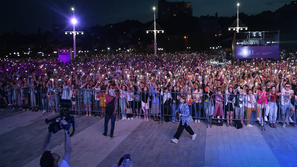 Праздничный концерт в Воронеже на Адмиралтейской площади