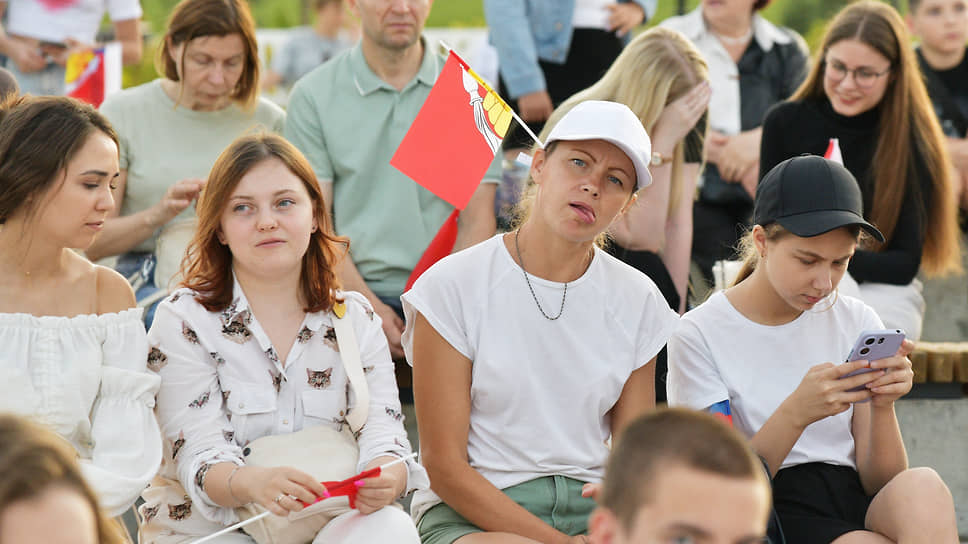 Жители Воронежа перед началом концерта