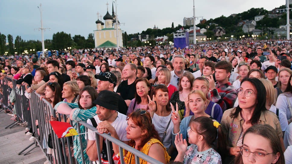 Жители Воронежа во время концерта