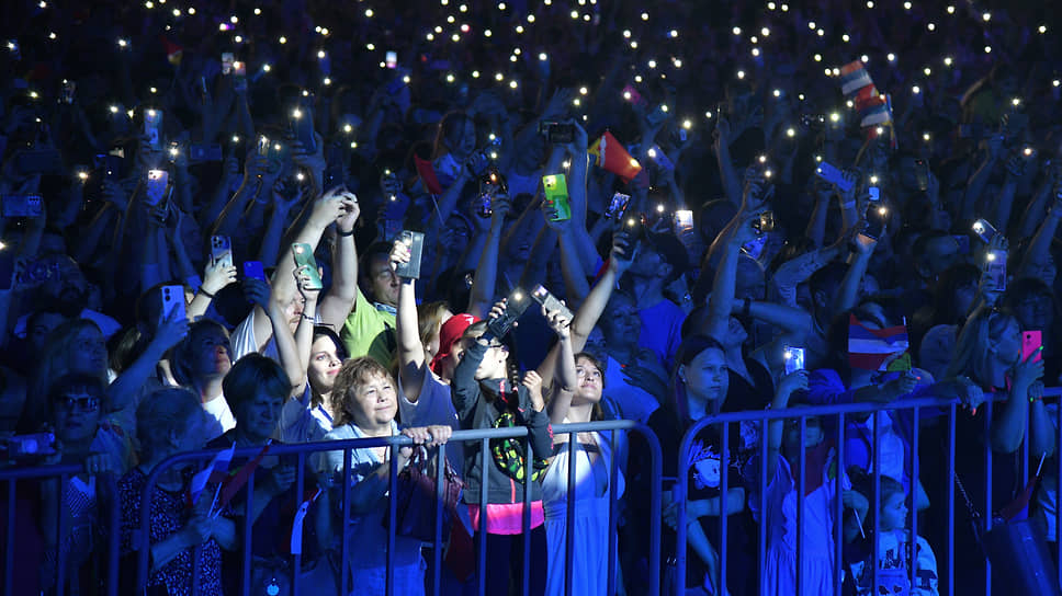 Зрители с фонариками на Адмиралтейской площади во время концерта