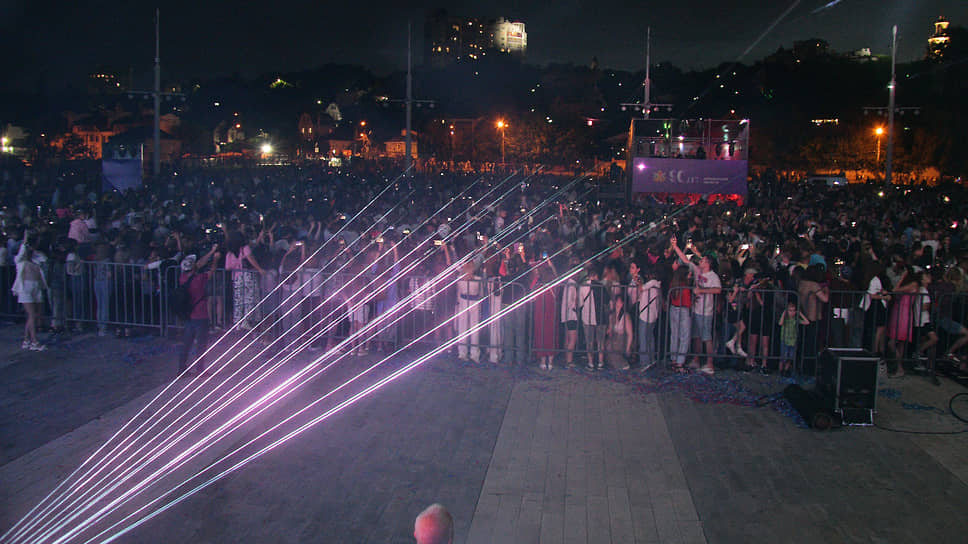 Световое лазерное шоу на Адмиралтейской площади