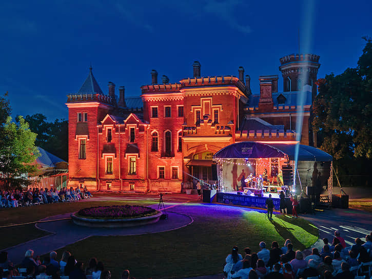 Традиционно прошел и концерт у дворца Ольденбургских в Рамони. В этот раз из Мексики приехал ансамбль Mi Mexico Querido