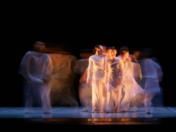 Хореографию представили зарубежные участники. Театр танца Хie xin из Китая показал постановку «Изнутри»
