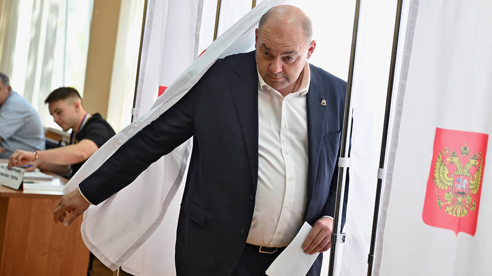 Действующий губернатор Курской области Алексей Смирнов на избирательном участке №104 во время голосования