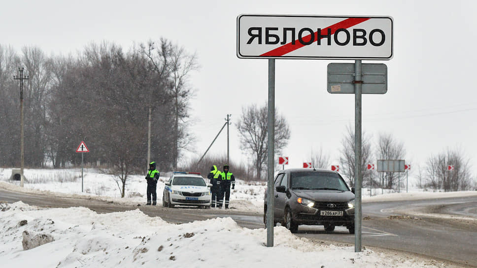 Сотрудники дорожно-патрульной службы заблокировали проезд к месту крушения самолета ИЛ-76 в селе Яблоново Корочанского района Белгородской области