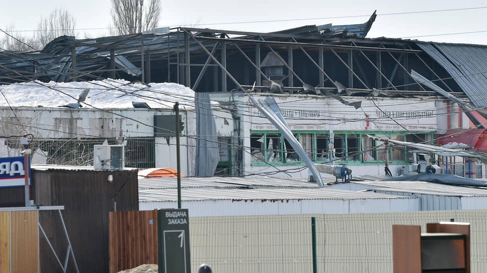 Поврежденная крыша торгового центра на территории Юго-Западного рынка в Воронеже после атаки БПЛА