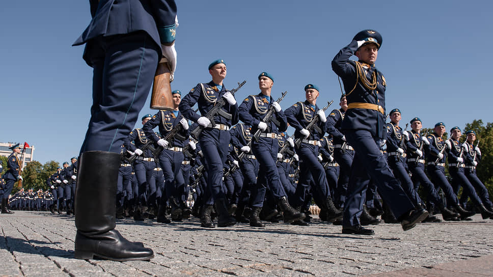 Парад Победы на площади Ленина в Воронеже