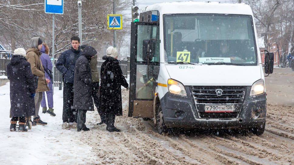 Воронежцы ждут транспорта на остановке