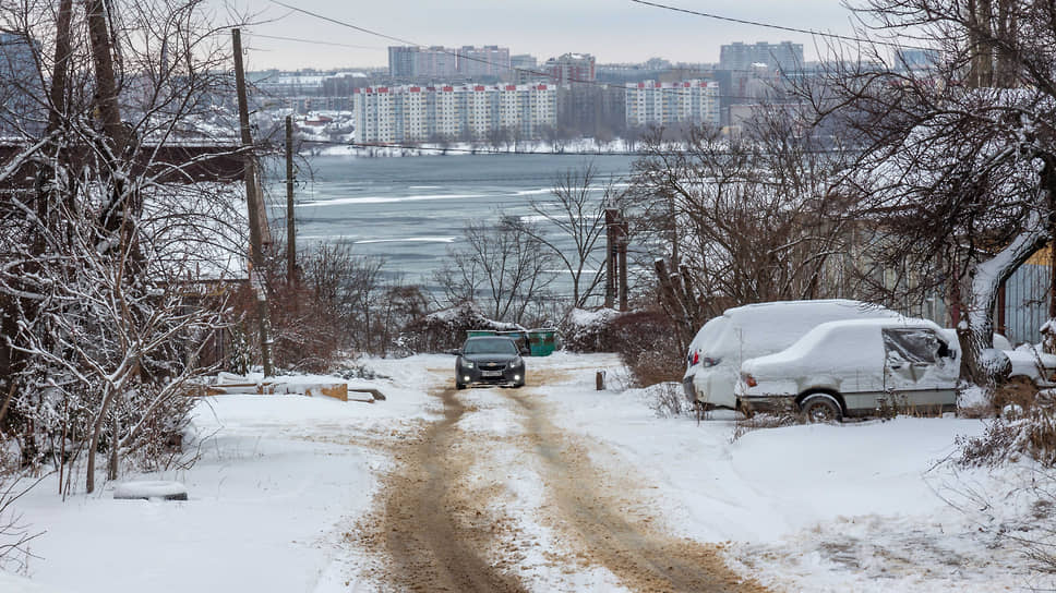 Частный сектор в Воронеже с дорогой, посыпанной песком