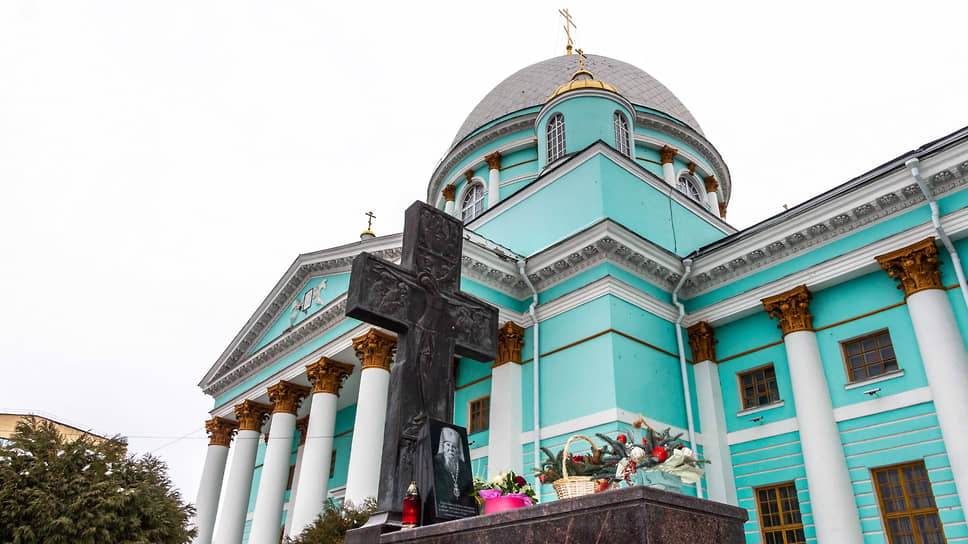 Знаменский кафедральный собор в Курске, вид с улицы Луначарского