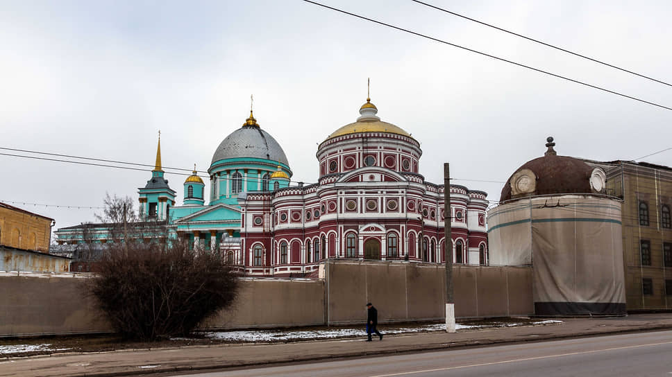 Слева — Знаменский кафедральный собор в Курске, вид с улицы Сонина. В центре — храм Воскресения Христова. Справа — башня ограды Знаменского монастыря (закрыта тканью)