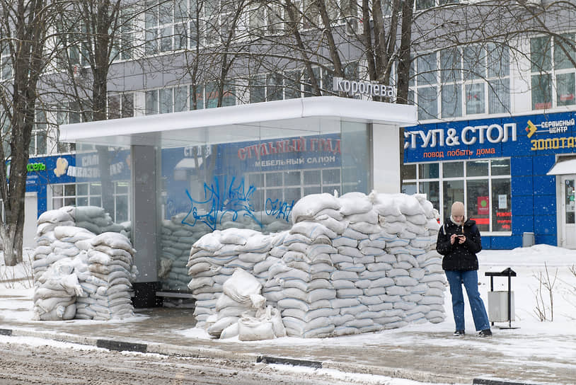 Укрепленная от обстрелов мешками с песком остановка общественного транспорта. Февраль 2024 года