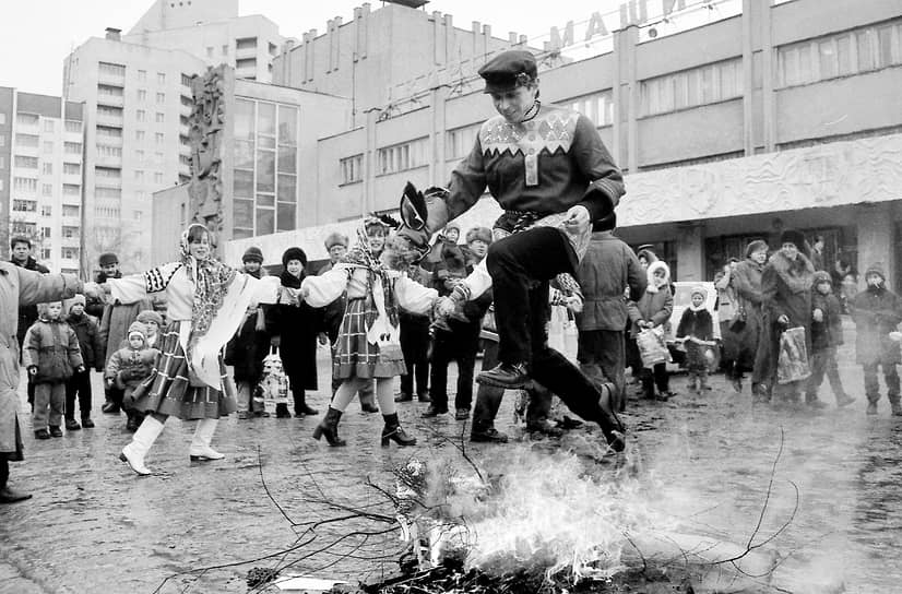 Масленичные гуляния в Воронеже. Мужчина прыгает через костер. Март 1998 года