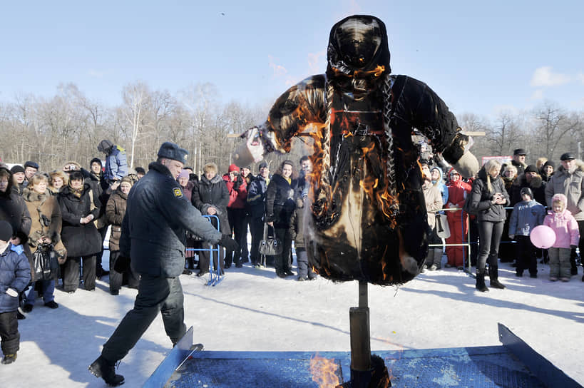 Сжигание масленичного чучела в Воронеже, 2011 год