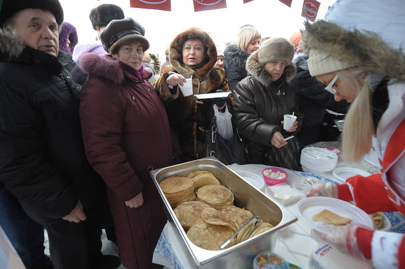 Раздача бесплатных блинов со сметаной и чая на площади Ленина в Воронеже. Февраль 2012 года