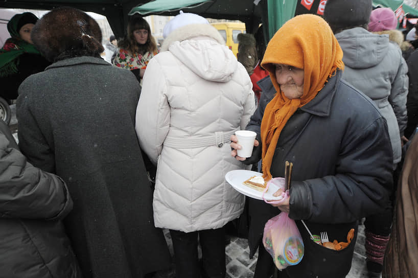 Горожане на праздновании масленицы. 2012 год