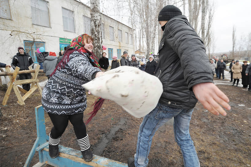 Борьба на мешках в селе Нижнее Турово Нижнедевицкого района Воронежской области. Март 2013 года