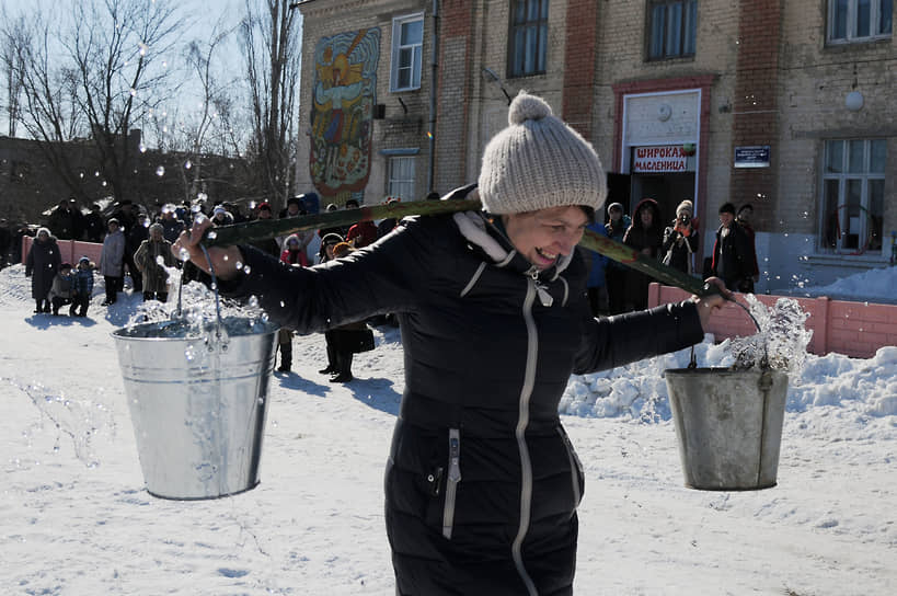 Конкурс по бегу с ведрами с водой. Россошанский район Воронежской области, 2015 год