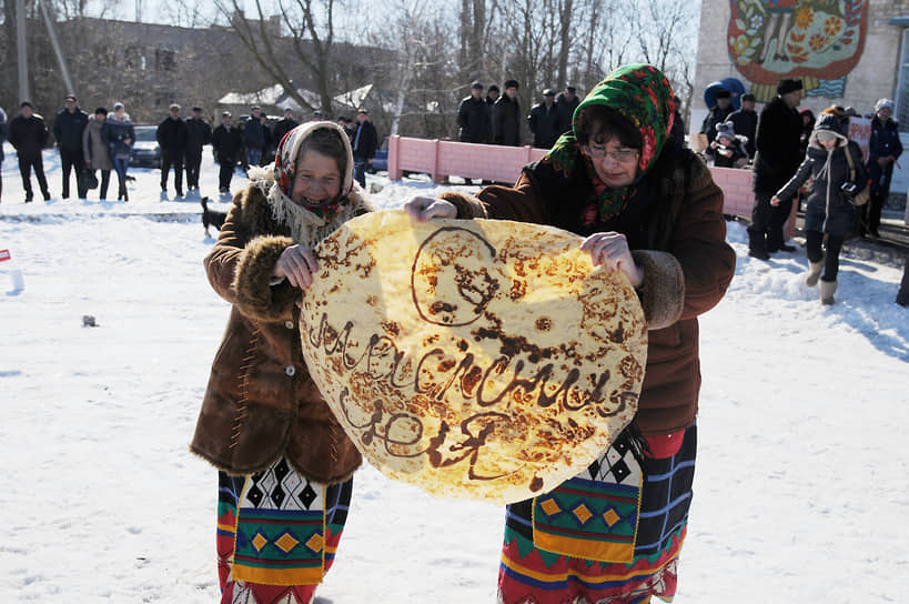 Женщины несут метровый блин. Россошанский район Воронежской области, 2015 год