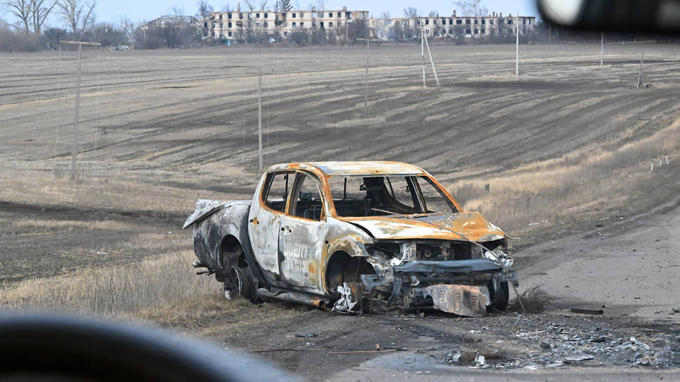 Разбитый и сгоревший автомобиль на дороге