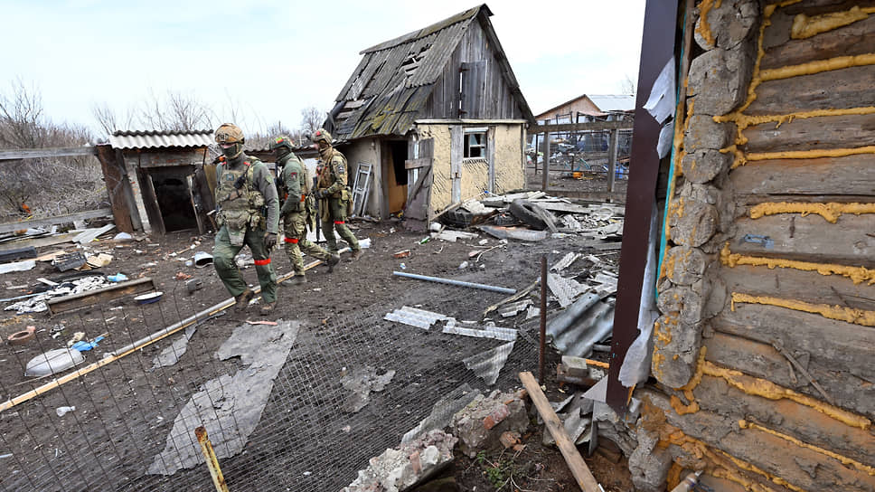 Военнослужащие группы &quot;Аида&quot; спецназа &quot;Ахмат&quot; во дворе разрушенного дома в селе Казачья Локня Суджанского района