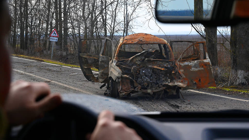 Разбитый и сгоревший легковой автомобиль на дороге на освобожденных от ВСУ территориях в Курской области