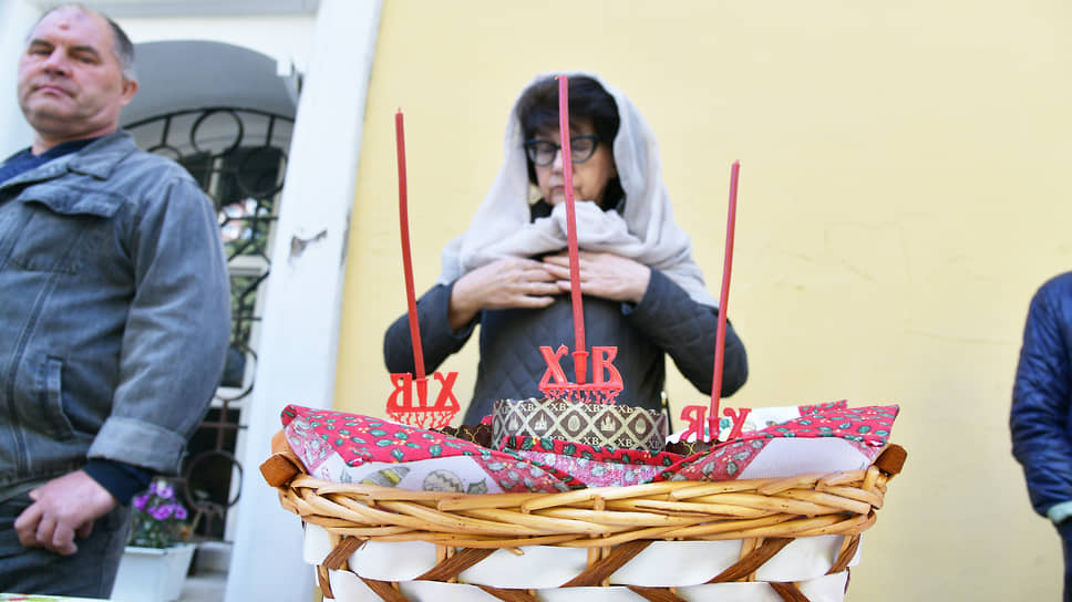 Освящение пасхальных куличей и пасхальных яиц у Воскресенской церкви. Воронеж, 2024 год