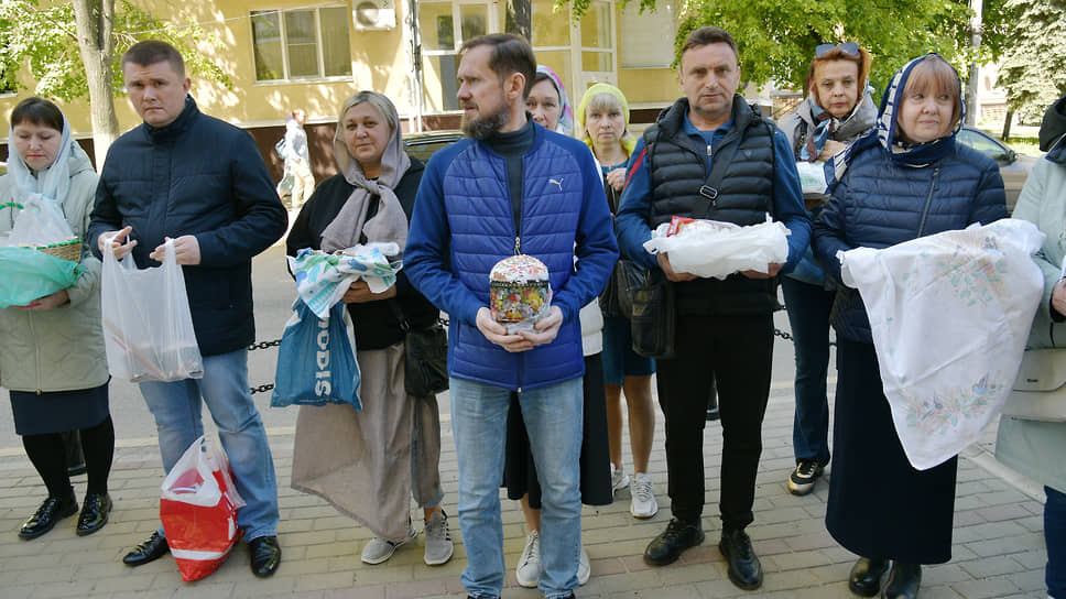 Освящение пасхальных куличей и пасхальных яиц у Воскресенской церкви в Воронеже.
Люди ожидают священника. 2024 год