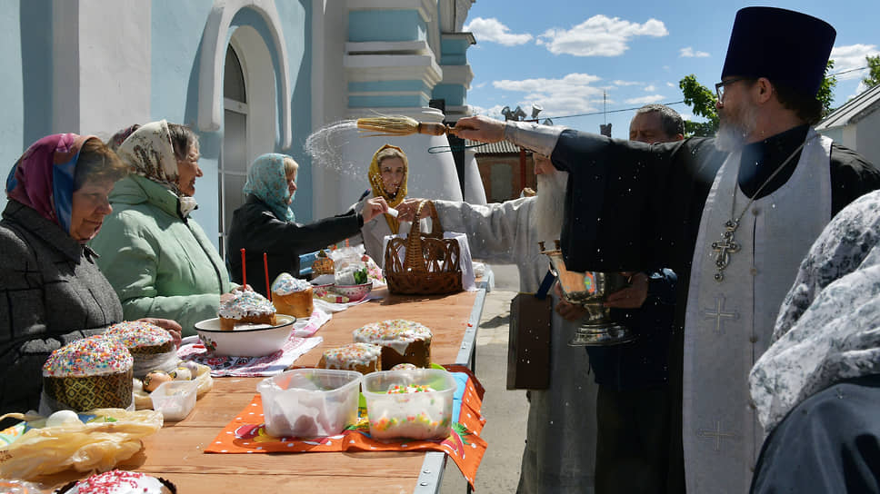 Настоятель Никольской церкви протоиерей Андрей Климов освящает пасхальные куличи. Воронеж, 2024 год
