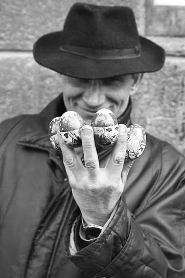 Мужчина с пасхальными яйцами в руке. Апрель, 1992 год