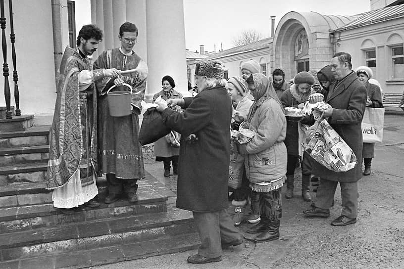 Освящение пасхальных куличей у Покровского храма в Воронеже. 1996 год