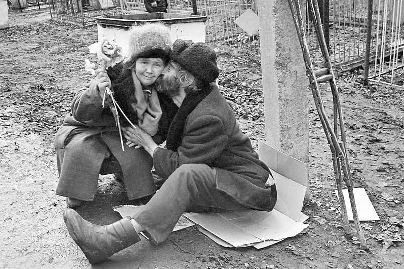 Побирушки на Коминтерновском кладбище Воронежа в Пасхальное воскресенье. Апрель 1996 года