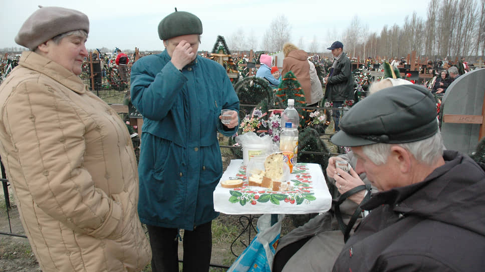 Люди на Буденовском кладбище Воронежа на Пасху. 2007 год