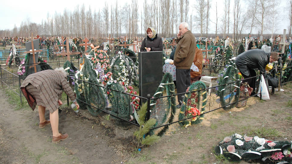 Люди на Буденовском кладбище Воронежа убирают могилы в Пасхальное воскресенье. Апрель, 2007 год