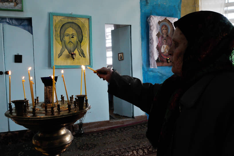 День Пасхи в Знаменской церкви. Воронежская область, Верхнехавский район, село Александровка, 2011 год