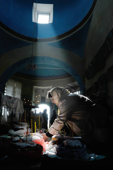 Размещение пасхальных куличей перед освящением в Знаменской церкви. Воронежская область, Верхнехавский район, село Александровка, апрель 2011 года