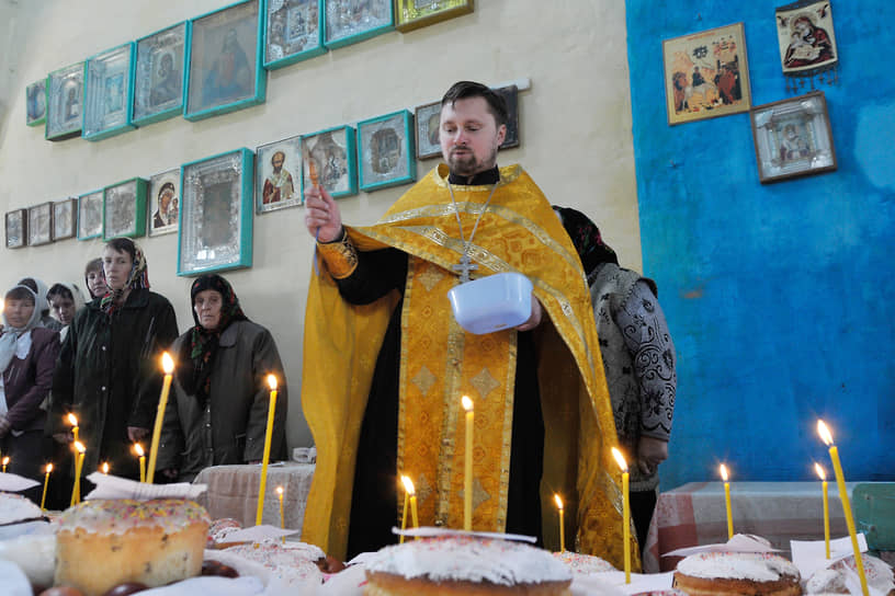 Освящение пасхальных куличей. Знаменская церковь в Верхнехавском районе Воронежской области, 2011 год