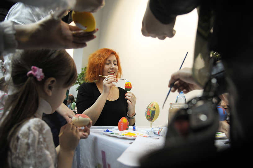 Женщина расписывает пасхальное яйцо. Апрель 2015 года